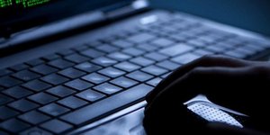 Οι Ελληνες αγαπούν το Διαδίκτυο αλλά όχι τους υπολογιστές: Ενας στους τρεις δεν 