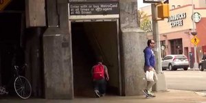 Η φρικτή καθημερινότητα ενός άνδρα με νανισμό -Φόρεσε κρυφή κάμερα και περπάτησε