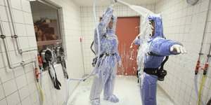 Με ειδικές στολές προφυλάσσονται οι γιατροί από τον Εμπολα -Ποια μέτρα λαμβάνουν