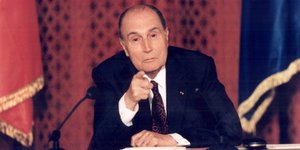 Μετά θάνατον σκάνδαλο για τον Μιτεράν: Σουηδός πολιτικός ισχυρίζεται ότι είναι γ