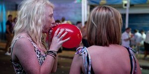 Η νέα επικίνδυνη τρέλα των Βρετανών: Πίνουν αέριο γέλιου [εικόνες]