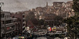 Εικόνες από τη βίβλο στη Μαδαγασκάρη: Σμήνος από ακρίδες σκέπασε τον ουρανό και