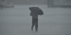 Σφοδρή κακοκαιρία πλήττει την Κωνσταντινούπολη -Πλημμύρισαν συνοικίες και ακυρώθ