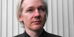 Στο «σφυρί» ο Ασανζ του WikiLeaks -50.000 δολάρια για ένα δείπνο μαζί του