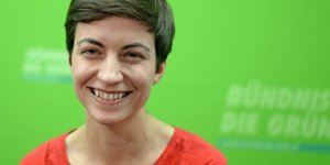 Γερμανίδα πολιτικός λούστηκε με έναν κουβά νερό και προκάλεσε τον Αλέξη Τσίπρα ν