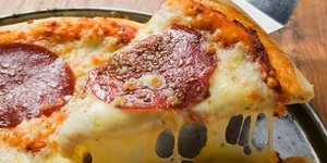 Αυτό είναι το καλύτερο τυρί για πίτσα: Εξασφαλίζει τον ιδανικό συνδυασμό υφής κα