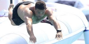 O Ρονάλντο κάνει το... χορό της κοιλιάς στην Ιμπιζα -Τρώει