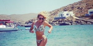 Η Κωνσταντίνα Σπυροπούλου παίζει με τον σκύλο της στη θάλασσα -Σε παραλία της Κύ