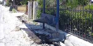 Οδηγός ξήλωσε στάση λεωφορείου στα Ιωάννινα -Εξω από σχολείο στην περιοχή Λιμνοπ
