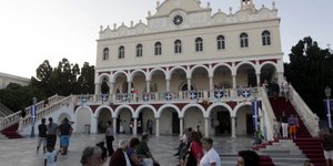 Με λαμπρότητα πραγματοποιήθηκε ο εορτασμός της Μεγαλόχαρης στην Τήνο [εικόνες]