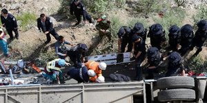 Τουριστικό λεωφορείο έπεσε σε κοιλάδα του Θιβέτ έπειτα από σύγκρουση με δύο Ι.Χ