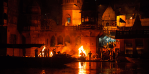 Οι άσβεστες φλόγες του Βαρανάσι: Η εντυπωσιακή πόλη της φωτιάς στις όχθες του Γά