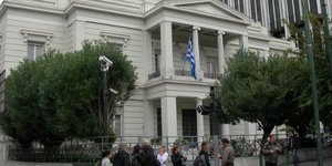 Η κυβέρνηση μεταφέρει το ελληνικό προξενείο στην Μαριούπολη εξαιτίας της κατάστα