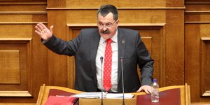 Το «σχολείο» της ΧΑ: Ο Χρήστος Παππάς μαθαίνει σε παιδιά να λένε «Heil Hitler» κ