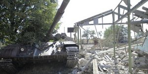Βράδυ με ισχυρές εκρήξεις στη Μαριούπολη