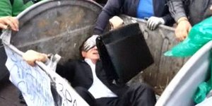 Αρπαξαν βουλευτή και τον έριξαν σε κάδο απορριμάτων -Ουκρανός έζησε τον τρόμο έξ