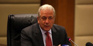 Τρεις επιθέσεις εναντίον Αβραμόπουλου στις Βρυξέλλες - Η κόντρα με την Ιταλίδα α
