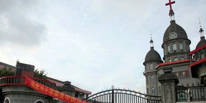 Πρωτοφανές: Στην Κίνα κυνηγούν τους Χριστιανούς και κατεδαφίζουν εκκλησίες [βίντ