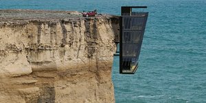 Το σπίτι που είναι «καρφωμένο» στα βράχια -Κρέμεται πάνω από τον ωκεανό [εικόνες