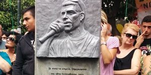 Αγαλμα στη μνήμη του Παύλό Φύσσα -Τραγικές φιγούρες οι γονείς του [εικόνες]