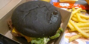 Οι Ιάπωνες ξέφυγαν: Τρώνε μπέργκερ με χρωματισμένο μαύρο ψωμί και τυρί [εικόνες]