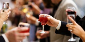 Ο γύρος του κόσμου σε ένα ποτήρι -Οι πιο περίεργες παραδόσεις που έχουν διάφοροι