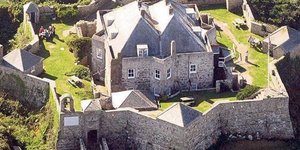 Σπίτια πραγματικά φρούρια -Τζάμια που μετατρέπονται σε τοίχους