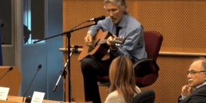 Ο Ρότζερ Γουότερς των Pink Floyd τραγουδάει για την Παλαιστίνη μέσα στο Ευρωπαϊκ