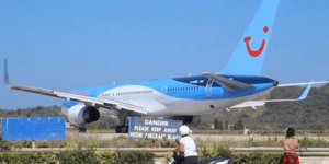 Αεροπλάνο στη Σκιάθο ρίχνει όχημα στη θάλασσα κατά την προσγείωση [βίντεο]