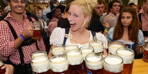 Oktoberfest: Η θεότρελη γιορτή της μπίρας που μετατρέπει τον Οκτώβρη σε ξέφρενο