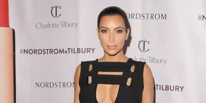 H εκδοχή της Κιμ Καρντάσιαν για το «μικρό μαύρο φόρεμα» [εικόνες]