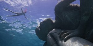 Η μεγάλη «γοργόνα» -Μοναδικό άγαλμα ύψους 5 μ. στο βυθό της θάλασσας [εικόνες]