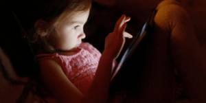 Γιατί δεν πρέπει να δίνουμε tablet στα νήπια: Τι κινδύνους εγκυμονεί η χρήση από