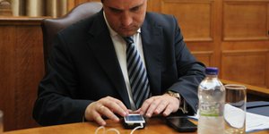 Ανεργη στέλνει tweet στον Αδωνι: Κάντε κάτι -Εχω 8 χρόνια προϋπηρεσία