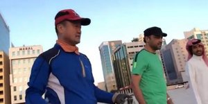 Ο εκατομμυριούχος που καθαρίζει τους δρόμους -Σηκώνεται κάθε πρωί και μαζεύει τα
