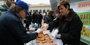 Συσσίτιο αγάπης στη μνήμη του Αντώνη Βαρδή (ΑΠΕ/ΜΠΕ/ ΣΥΜΕΛΑ ΠΑΝΤΖΑΡΤΖΗ)