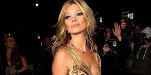 Η Κέιτ Μος σε πάρτι με χρυσαφί μεταλλικό φόρεμα