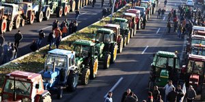 Κλείνουν από τις 12:00 και για 24 ώρες τα Τέμπη 