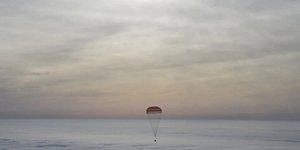(φωτογραφίες: Kirill Kudryavtsev/AP και Scott Kelly's twitter account)