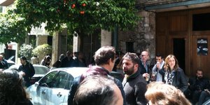 Δεκάδες Ελληνες καλλιτέχνες μέσα και έξω από το θέατρο Σφενδόνη