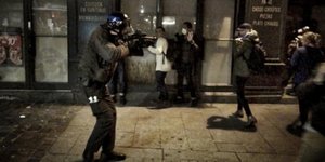 Άνδρας της γαλλικής αστυνομίας σημαδεύει με όπλο διαδηλώτες
