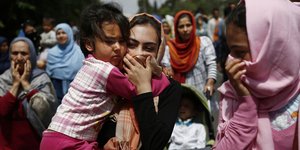 (την ίδια ώρα πρόσφυγες διαμαρτύρονταν για τις συνθήκες στον καταυλισμό της Μαλακάσας