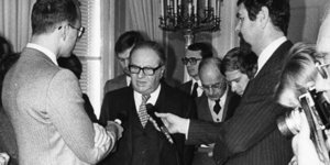 Ο Μπρούνο Κράισκι ενημερώνει τους δημοσιογράφους το 1983. Φωτογραφία: Bild: APA