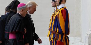 Η αμήχανη συνάντηση Τραμπ με τον Πάπα Φραγκίσκο 01