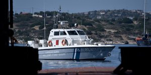 Οι 15 επιβάτες μεταφέρθηκαν με πλωτό του Λ.Σ. στη Ζέα -Φωτογραφία αρχείου: Intimenews