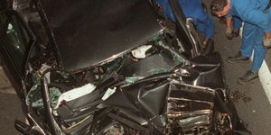 Το αυτοκίνητο στο οποίο βρήκε το θάνατο η Νταϊάν /Φωτογραφία: Associated Press