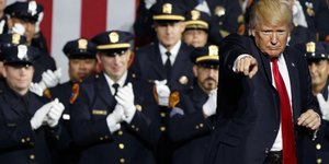 Νέες κυρώσεις σε βάρος της Ρωσίας υπογράφει ο Τραμπ (Φωτογραφία: AP/ Evan Vucci)