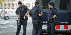 Αστυνομικοί στη Βαρκελώνη μετά την τρομοκρατική επίθεση. AP Photo/Manu Fernandez