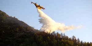 Ρίψεις νερού πραγματοποιούν αεροσκάφη στη Μεσσηνία (Φωτογραφία αρχείου: EUROKINISSI)