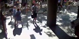 Πολίτες-τουρίστες τρέχουν μακριά από το λευκό βαν/Φωτογραφία: El Pais/Youtube